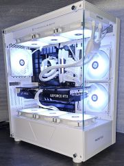 PC Gamer RYZEN 7 7800X3D Blanc Boîtier MUSETEX Boitier PC ATX Blanc Alimentation Seasonic G12 GC-850 Watt 80+ Gold Carte mère ASUS TUF B650 GAMING PLUS WIFI Processeur RYZEN 7 7800X3D Watercooling Thermalright Frozen Notte 360 WHITE ARGB Mémoire Corsair VENGEANCE Blanc RGB DDR5 32GB 6400MHz CL32 Crucial T500 2TB PCIe Gen4 NVMe M.2 SSD Carte Graphique MSI RTX 4070 GAMING X TRIO 12Go 6 ventilateurs Blanc ARGB Thermalright TL-C12CW-S X3 120 mm Windows 11 Home 1759.00€ TTC, neuf garantie 2 ans pièce et main d‘oeuvre.